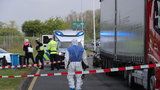Kousek za Prahou zemřel řidič kamionu (†46): Příčinou úmrtí by mohl být koronavirus