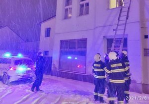 Policisté se do bytu pokusili dostat otevřeným oknem, měli však krátký žebřích, pomohli až hasiči