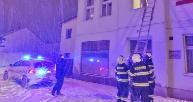 Policisté se do bytu pokusili dostat otevřeným oknem, měli však krátký žebřích, pomohli až hasiči