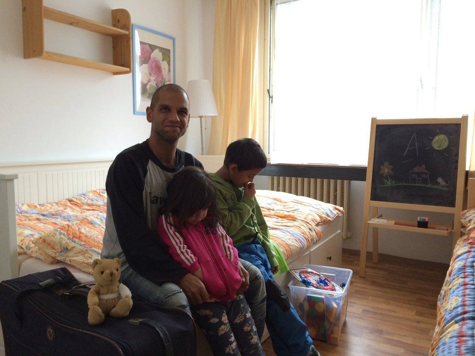 Rodina Ganyových na ubytovně čeká na návštěvu nemocné Mirunky s její matkou.
