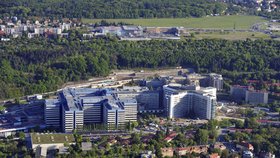 80 let od zrodu největší nemocnice: Mohla stát u letohrádku nebo ve Vokovicích, zvítězil Motol