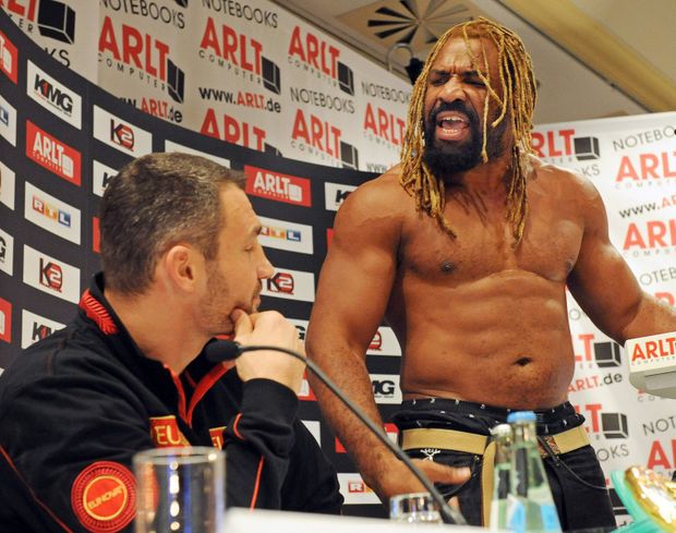 Shannon Briggs křičí na svého soupeře Klička: Zbiju tě a poženu do důchodu! Shannon Briggs křičí na svého soupeře Klička: Zbiju tě a poženu do důchodu!
