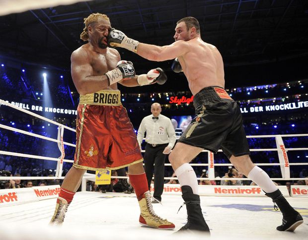 Shannon Briggs dostával od Klička zabrat, ale vydržel 12 kol. Shannon Briggs dostával od Klička zabrat, ale vydržel 12 kol.