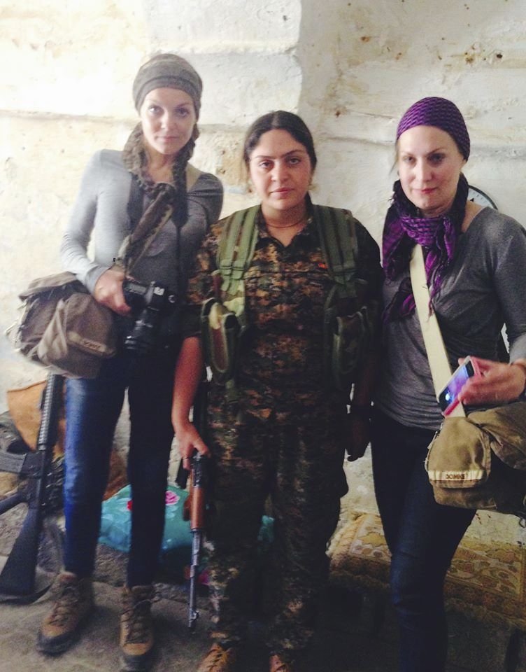 „V Sindžaru s jezídskou bojovnicí, která se přidala ke kurdským obráncům města. Stojíme v rozmasakrovaném domě přímo ve městě. IS je od nás jen 50 metrů,“ píše Jarmila