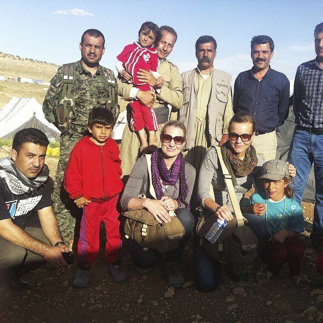 „S našimi jezídskými hostiteli v uprchlickém táboře nad horou Sinjar, Irák,“ píše Lenka.