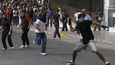 Klidnou demonstraci v Aténách narušila skupinka protestujících, která začala házet kameny na policisty
