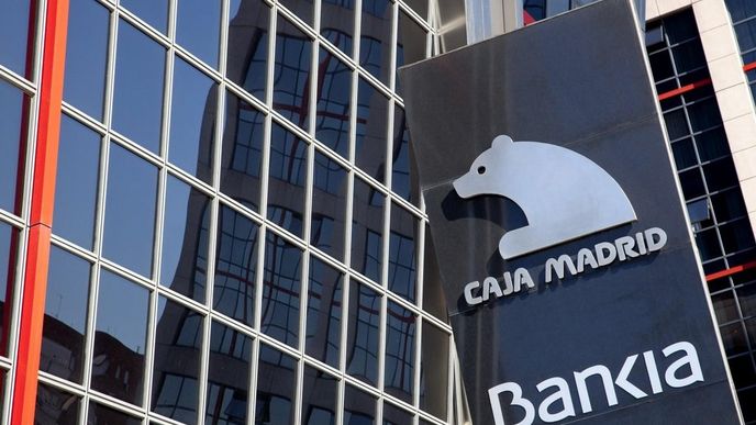 Klienti španělského finančního ústavu Bankia vybrali jen za poslední týden vklady za více než miliardu eur (asi 26 miliard Kč). Napsal to dnes list El Mundo.