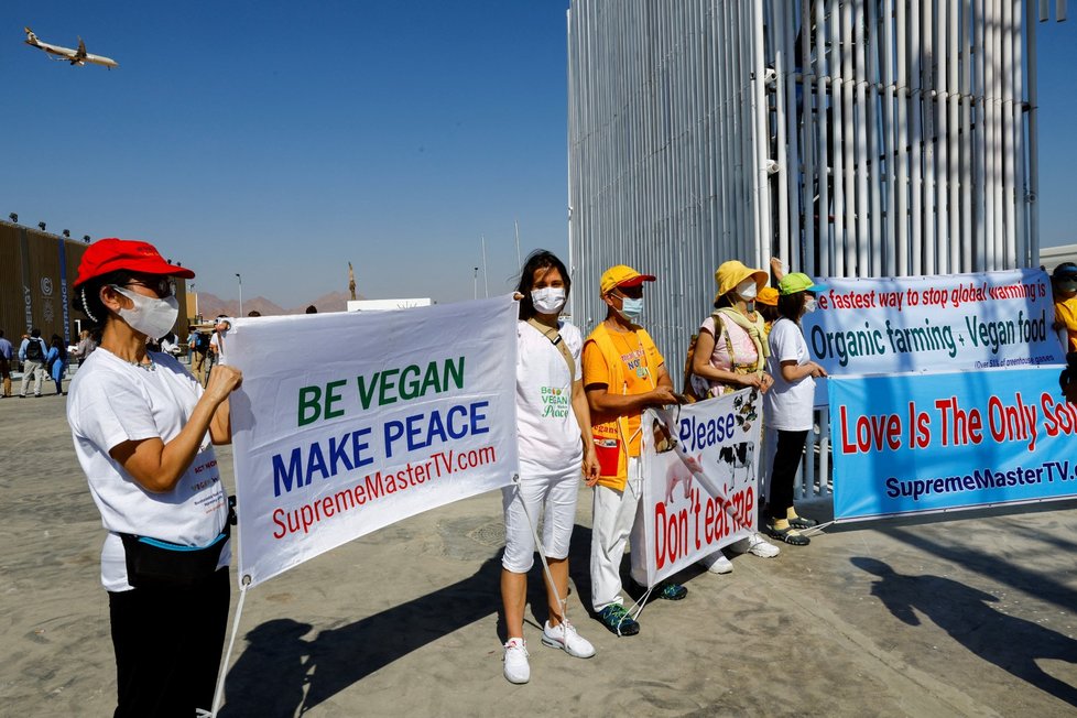 Vegani na klimatické konferenci upozorňují, že dobytek je velký znečišťovatel.