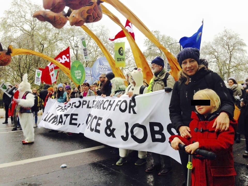 Protesty před klimatickým summitem: Exposlankyně Kateřina Jacques s dcerou Noemi v Londýně