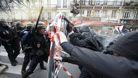 Protesty před klimatickým summitem: V Paříži policie použila slzný plyn.