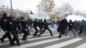 Protesty před klimatickým summitem: V Paříži policie použila slzný plyn.