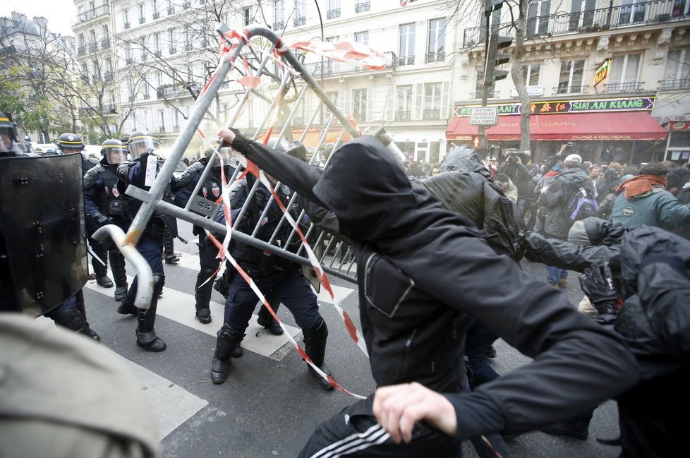 Protesty před klimatickým summitem: V Paříži policie použila slzný plyn.