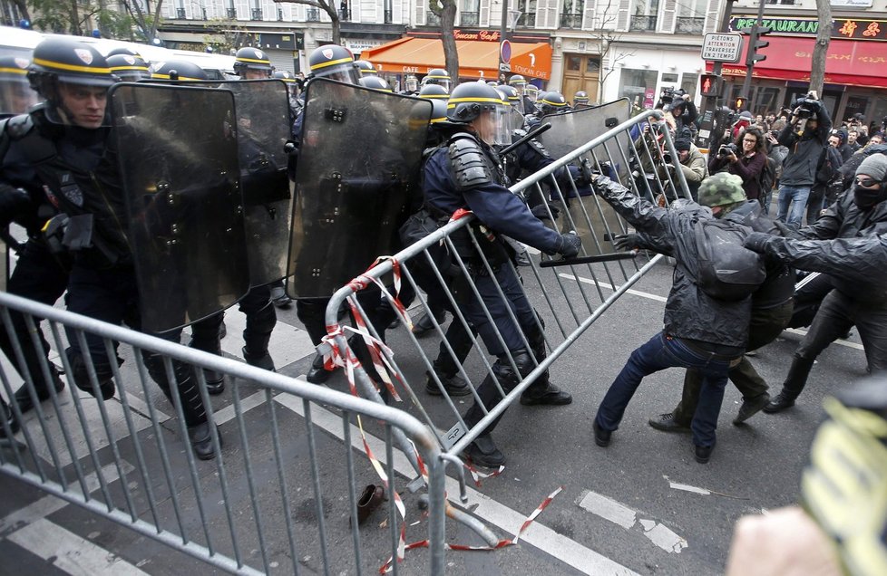 Protesty před klimatickým summitem: V Paříži policie použila slzný plyn.