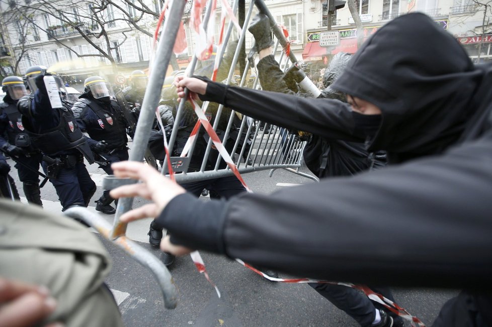 Protesty před klimatickým summitem: V Paříži policie použila slzný plyn