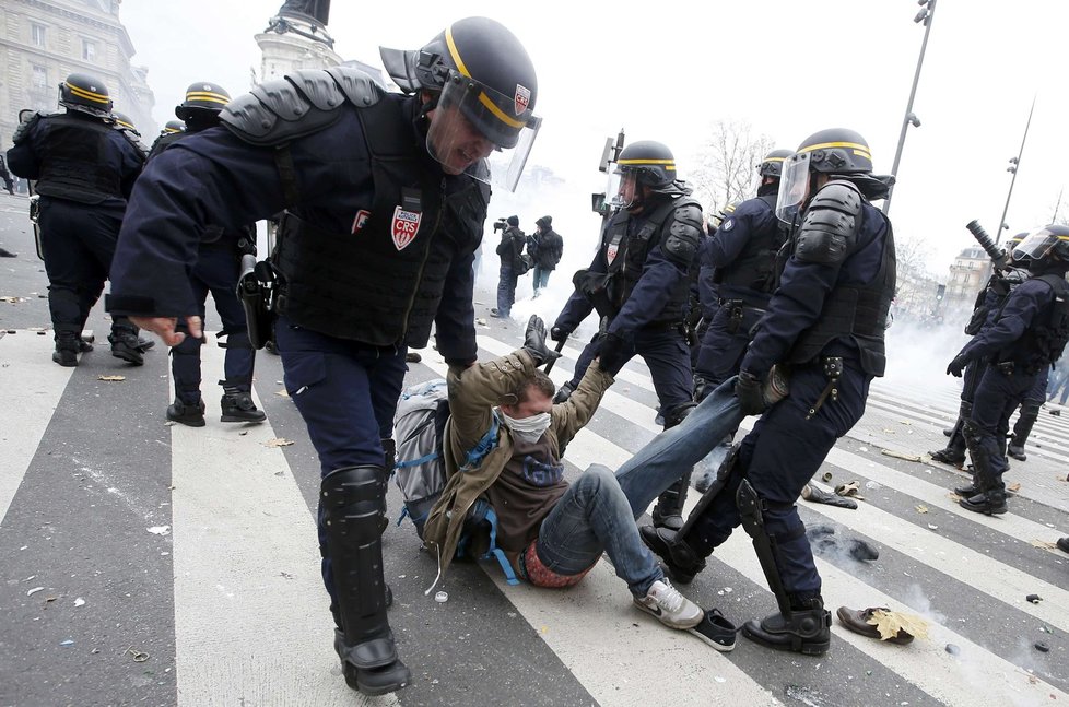 Protesty před klimatickým summitem: V Paříži policie použila slzný plyn.