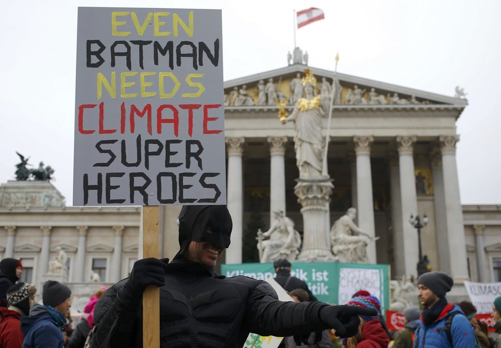 Protesty před klimatickým summitem: Ve Vídni demonstroval i Batman.