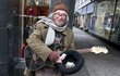 Petr Janda (73):  V rámci silvestrovského speciálu televize Barrandov se o dvě desítky let zestárlý rocker vydal žebrat do pražských ulic. Za hodinu vybral do klobouku 375 korun.