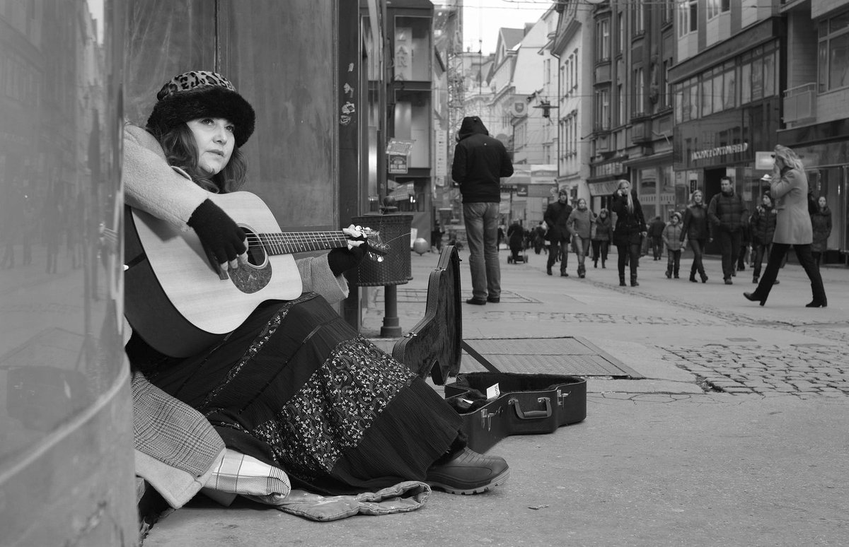 Ilona Csáková (44):  „Jsem ráda, že tu nemusím sedět každý den,“ svěřila se po pár desítkách minut na studené dlažbě zpěvačka, která jako bezdomovkyně podpořila Armádu spásy.