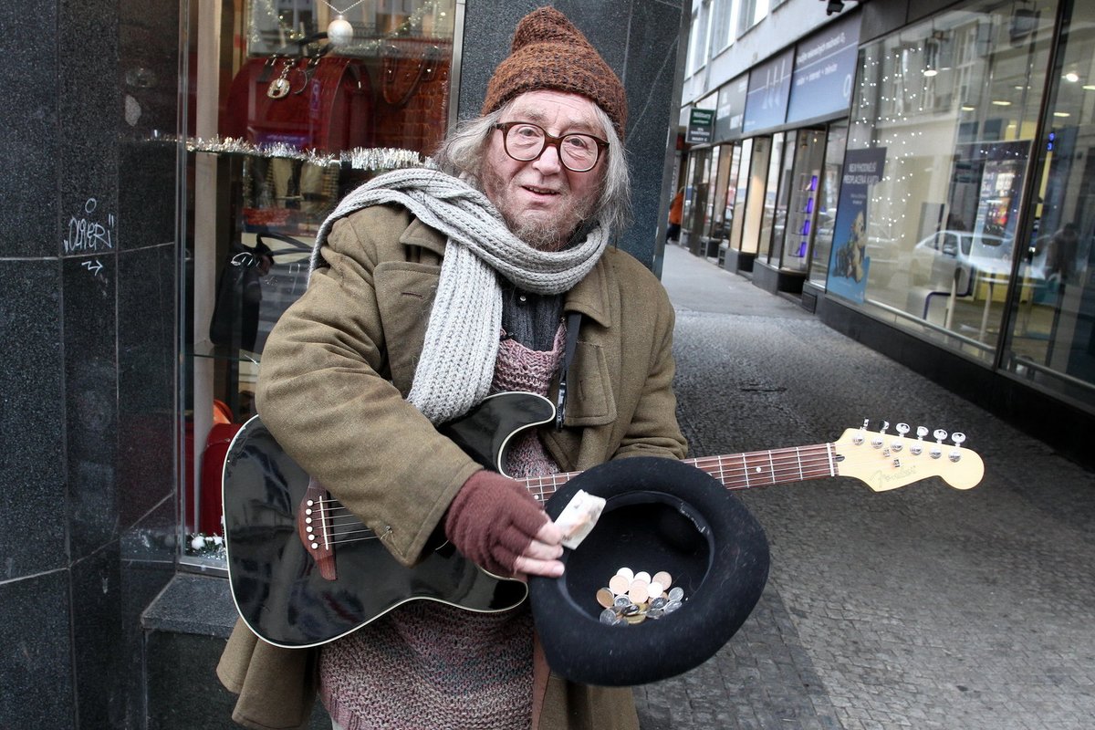 Petr Janda (73):  V rámci silvestrovského speciálu televize Barrandov se o dvě desítky let zestárlý rocker vydal žebrat do pražských ulic. Za hodinu vybral do klobouku 375 korun.