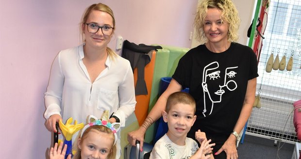 Obě maminky své ratolesti plně podporují, ať už jde o cvičení nebo o učení do školy.