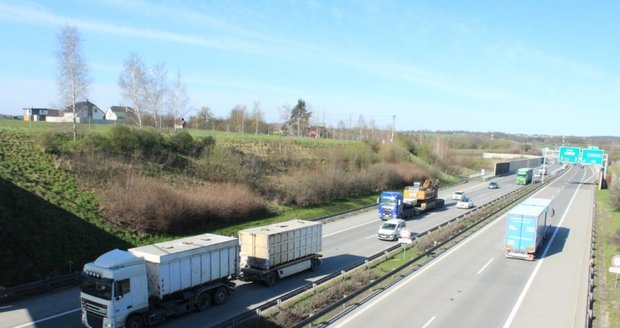 Obyvatele Klimkovic trápí hluk z dálnice i přilehlých silnic. Denně tu projedou stovky kamionů.