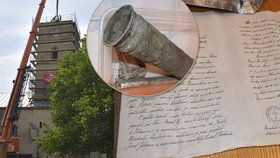 V kostele sv. Kateřiny Alexandrijské v Klimkovicích našli při opravách zapečetěné tuby s historickými dokumenty a artefakty.