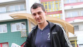 Róbert má zafixovanou zdravou ruku, aby mozek zapojil tu ochrnutou. V té dokonce už udrží oplatky.