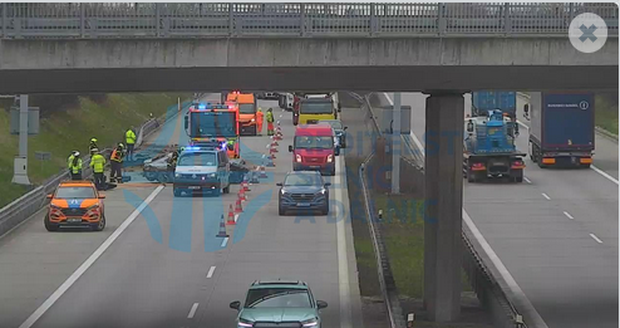 Nehoda u Klimkovického tunelu zastavila dopravu na D1 na Ostravu. Nehoda u Klimkovického tunelu zastavila dopravu na D1 na Ostravu.