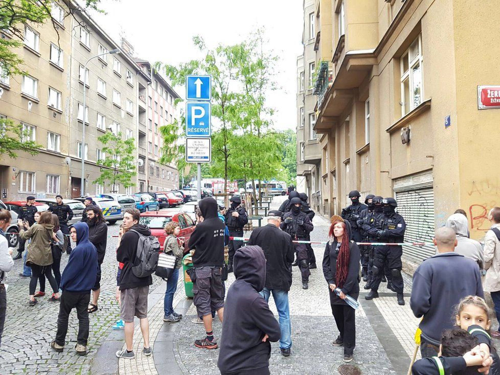 Policisté zasahují v centru Klinika.