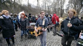 Budova sociálního centra patří státu. Ten chce vybydlený a opuštěný objekt zpět. To se nelíbí aktivistům.