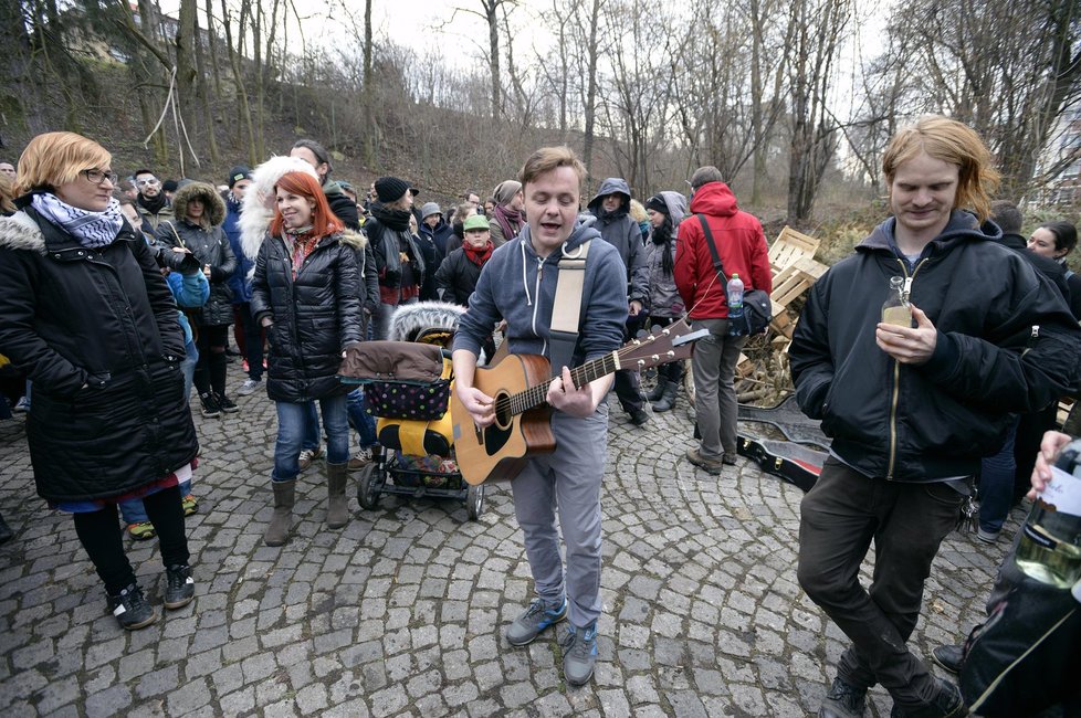 Budova sociálního centra patří státu. Ten chce vybydlený a opuštěný objekt zpět. To se nelíbí aktivistům.