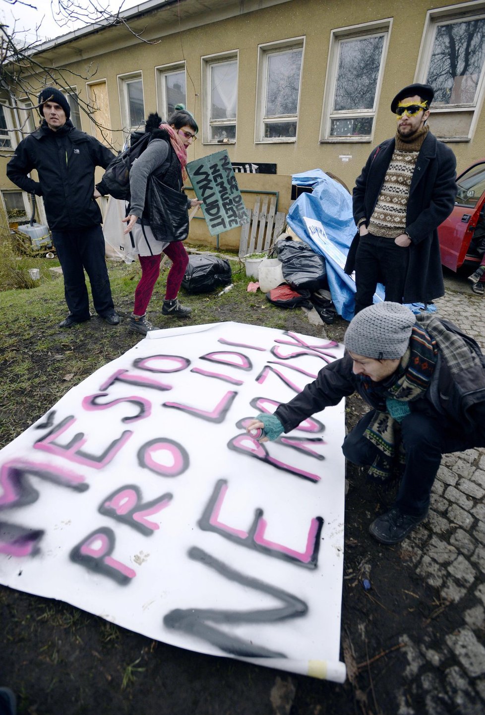 Budova sociálního centra patří státu. Ten chce vybydlený a opuštěný objekt zpět. To se nelíbí aktivistům.