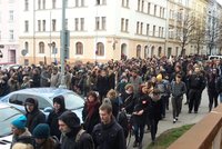 „Naší zbraní je solidarita,“ hřímají lidé z Kliniky. Nahlédněte hlouběji do davu demonstrantů