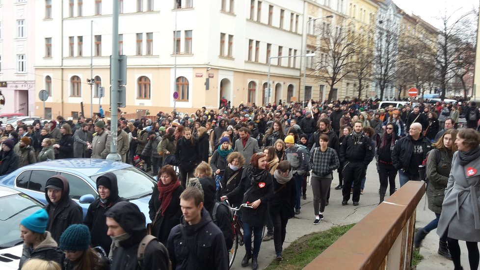 Pochod v ulicích Žižkova
