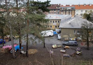 Aktivisté pak vytvořili lidský řetěz a čekali na příchod úředníků z Úřadu pro zastupování státu ve věcech majetkových, kteří si přišli převzít klíče.