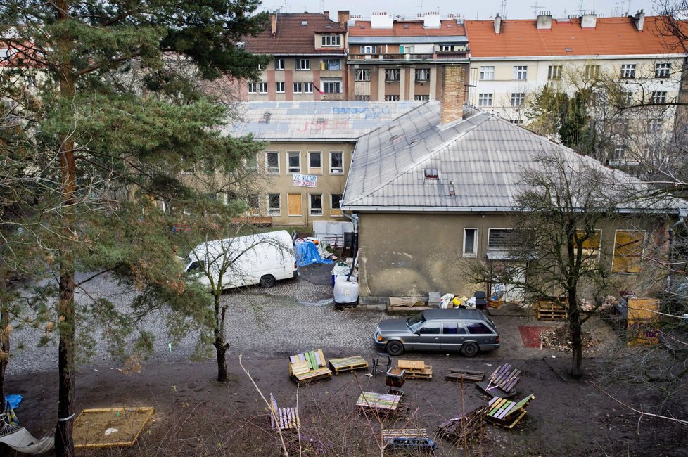 Aktivisté pak vytvořili lidský řetěz a čekali na příchod úředníků z Úřadu pro zastupování státu ve věcech majetkových, kteří si přišli převzít klíče.