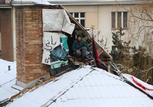 Aktivisté bránili Kliniku před vyklizením, na místě se jich sešly desítky.