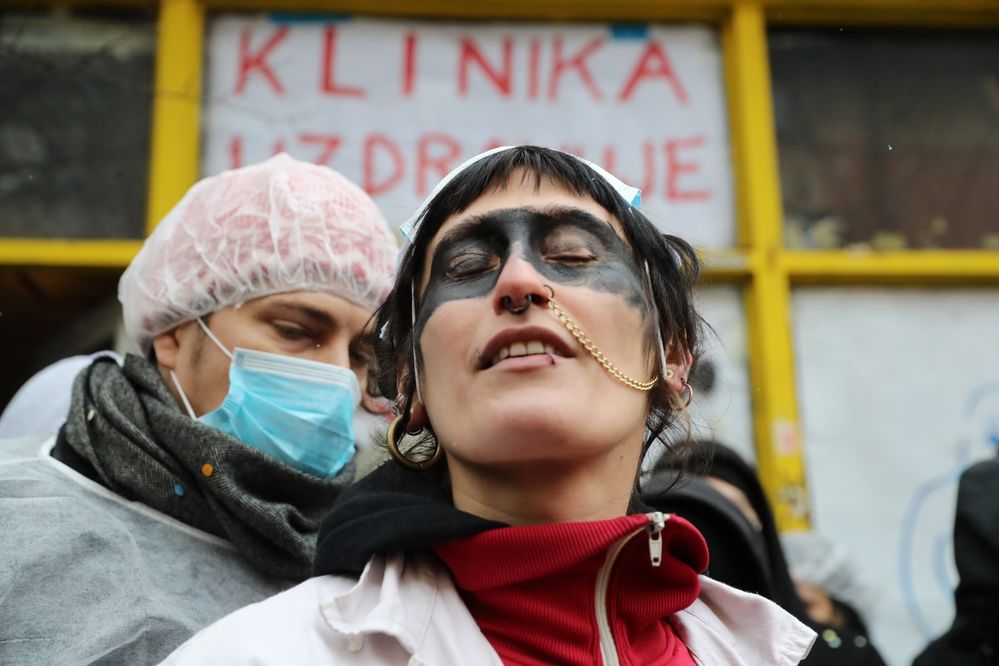 Aktivisté bránili Kliniku před vyklizením, na místě se jich sešly desítky.