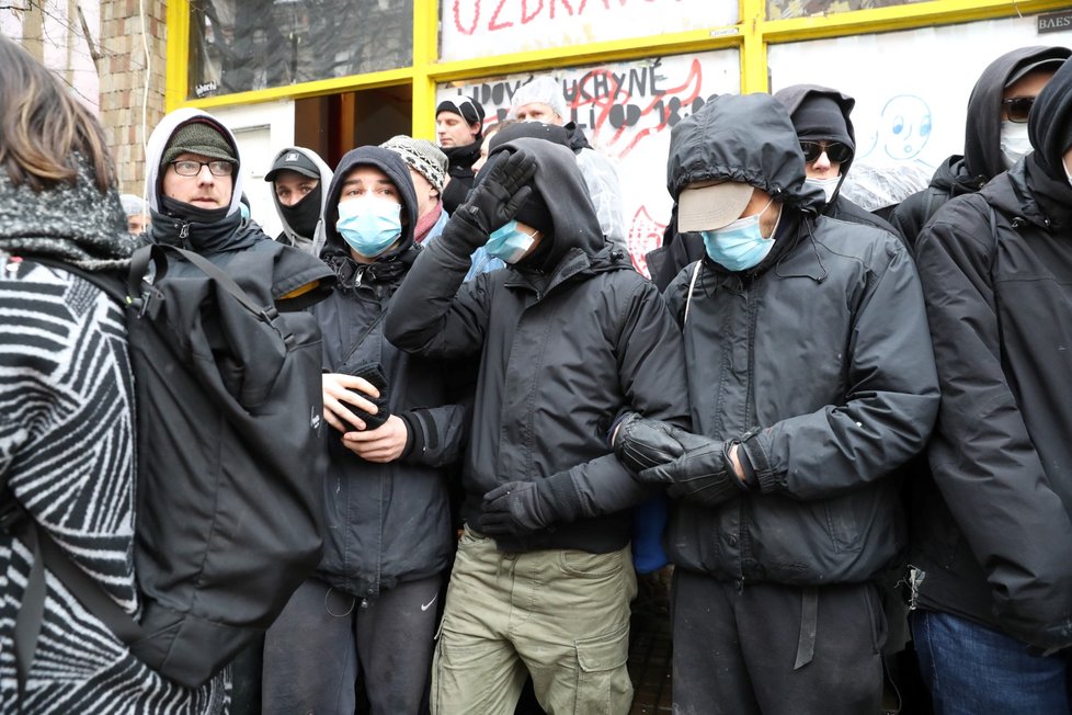 Aktivisté bránili Kliniku před vyklizením, na místě se jich sešly desítky.