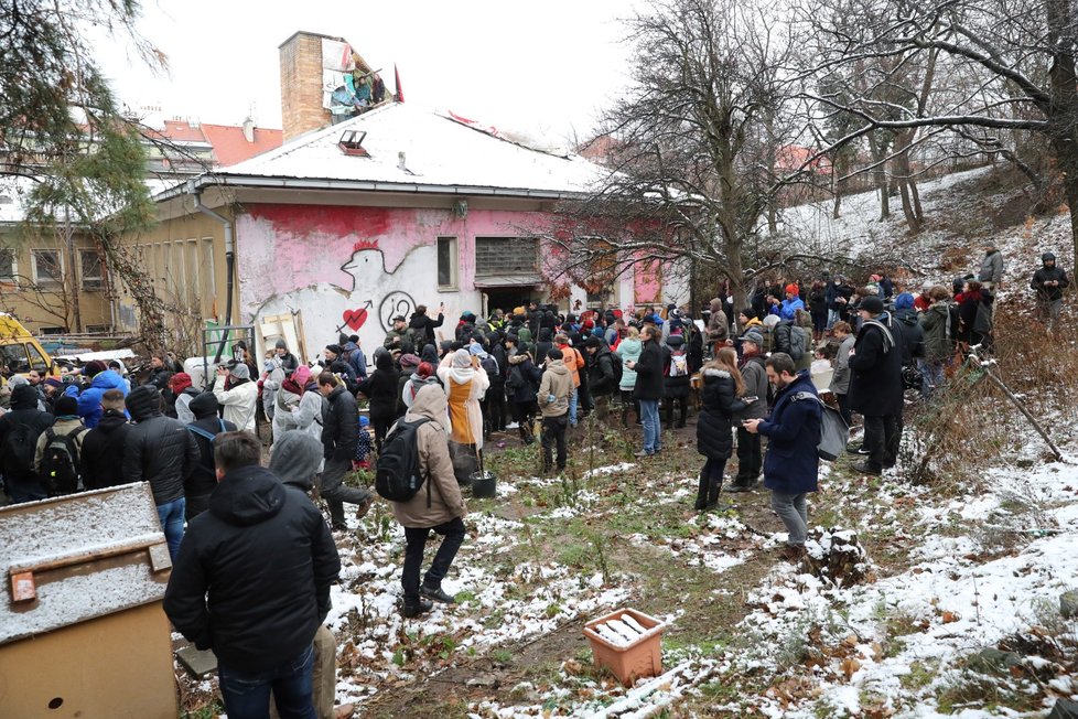 Aktivisté bránili Kliniku před vyklizením, na místě se jich sešly desítky.