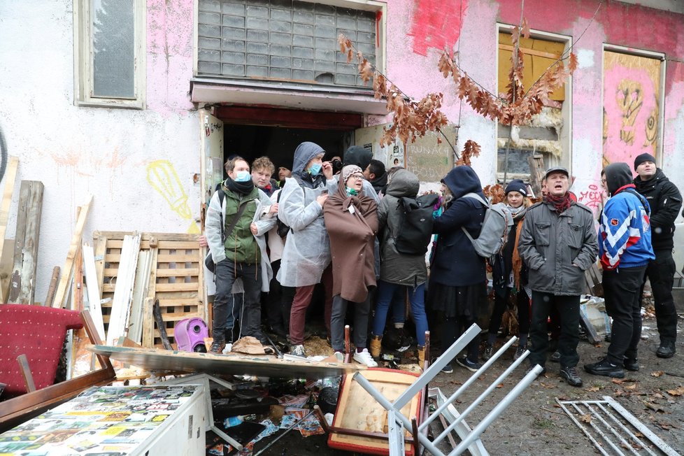 Aktivisté bránili Kliniku před vyklizením, na místě se jich v lednu 2019 sešly desítky.