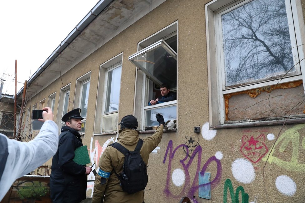 Aktivisté bránili Kliniku před vyklizením, na místě se jich sešly desítky.