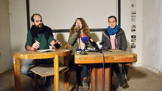 Markéta Juřicová (uprostřed) na tiskové konferenci před vyklízením Kliniky.