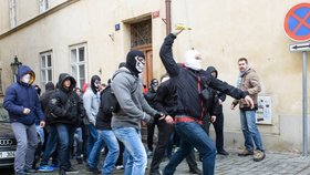 Skupina demonstrantů se střetla s odpůrci v sobotu na Malé Straně. Ti samí napadli Kliniku?