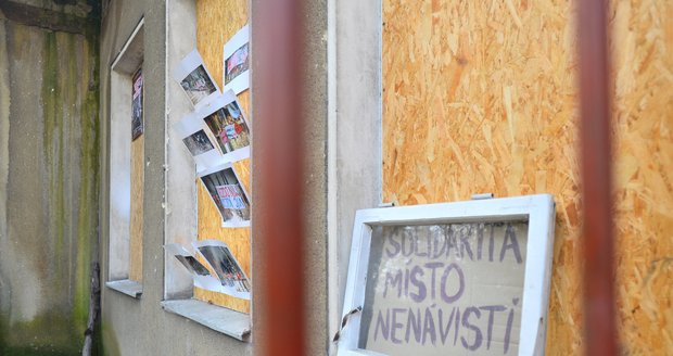 Poničené interiéry pražského centra Klinika, na které zaútočili 6. února 2016 po demonstracích proti uprchlíkům.