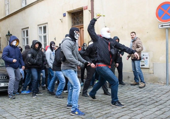 Skupina demonstrantů se střetla s odpůrci v sobotu na Malé Straně.