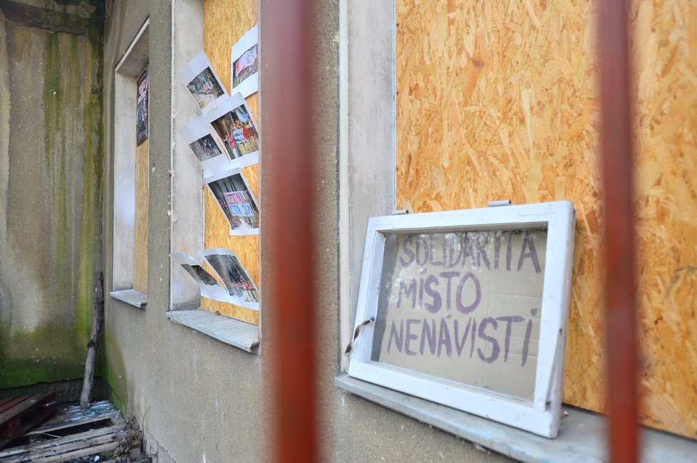 Poničené interiéry pražského centra Klinika, na které zaútočili 6. února 2016 po demonstracích proti uprchlíkům