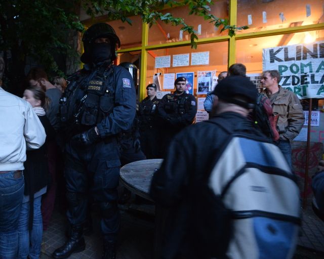 Policisté zasahovali v centru Klinika.