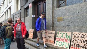 Aktivisté z Kliniky ve středu odpoledne přišli na Úřad pro zastupování státu ve věcech majetkových, aby symbolicky předali pokutu 40 tisíc korun.
