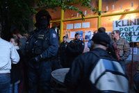 Policie zadržela 16 aktivistů Kliniky: Na protest se připoutali k betonu